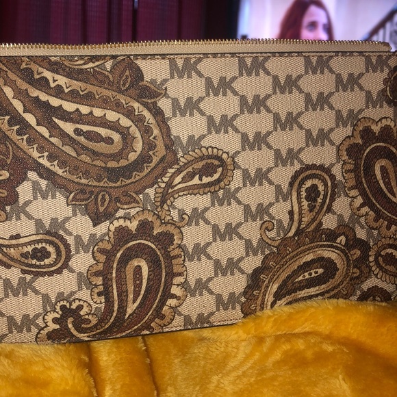 SOLD Michael Kors wristlet - like new - Picture 5 of 6